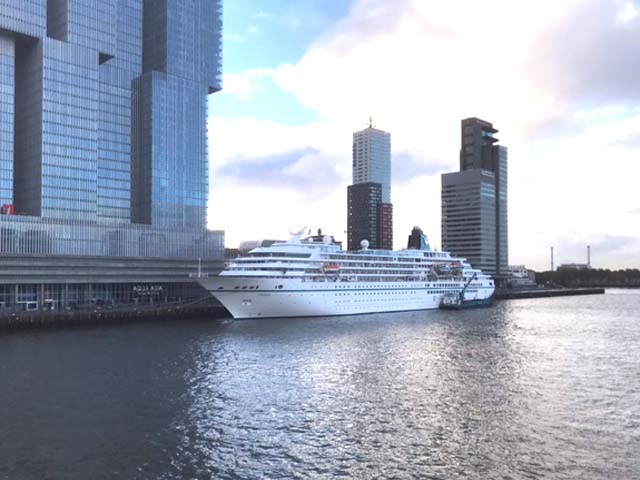 Cruiseschip ms Amadea van Phoenix Reisen aan de Cruise Terminal Rotterdam